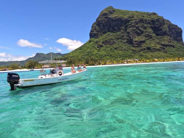 Explore the lagoon on an unforgettable trip, with coral reefs and crystal-clear waters.  <br> <b>From  12,000 Rs / 250 €</b>